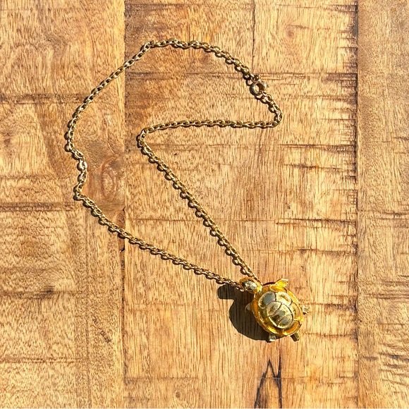 ✨VINTAGE✨ Gold plated sea turtle necklace. 18” chain with round clasp - Picture 5 of 5